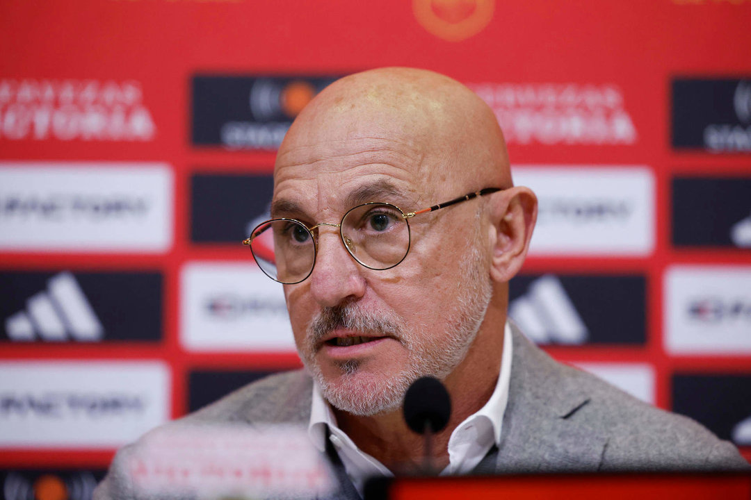 El entrenador de la selección española, Luis de la Fuente, durante una rueda de prensa ofrecida este viernes en la Ciudad del Fútbol de Las Rozas. EFE/Zipi Aragón