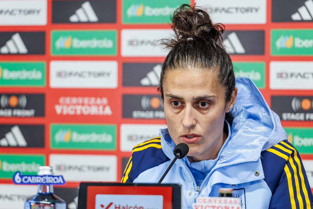 La seleccionadora española de fútbol femenino, Montse Tomé,.durante la rueda de prensa previa al partido que les enfrenta mañana  a la República Checa, este lunes en el estadio de El Plantío, en Burgos. EFE/Santi Otero