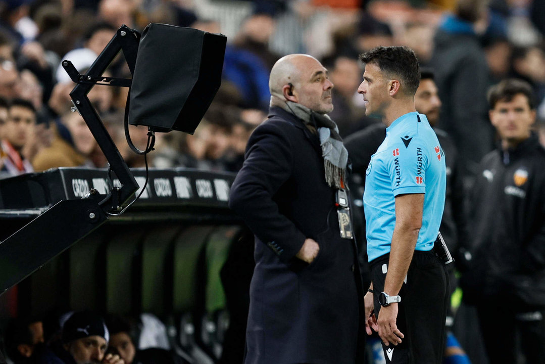 El árbitro Gil Manzano (d) consulta el VAR, durante un partido de LaLiga. EFE/Biel Aliño