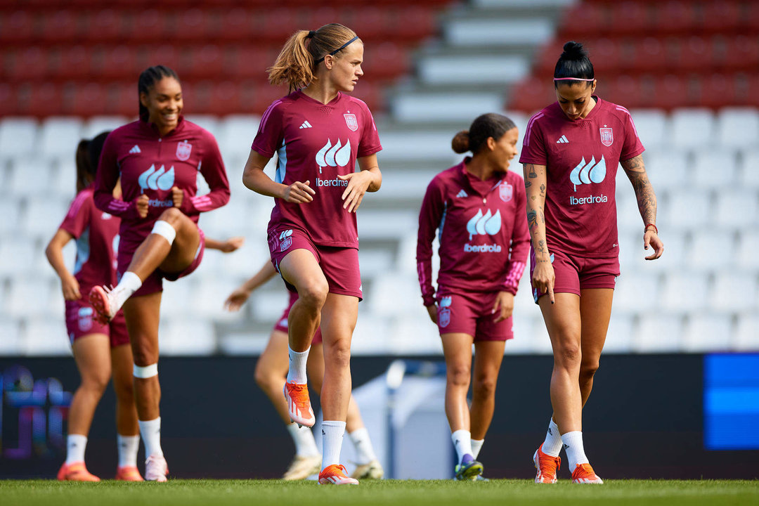 Las jugadoras de la selección española Irene Paredes (c) y Jenni Hermoso (d) participan en el entrenamiento de este jueves en el Vejle Stadion de Dinamarca, donde el equipo nacional disputará mañana ante la selección danesa el primero de sus dos partidos de clasificación para la Euro de 2025. EFE/RFEF/David Aliaga SOLO USO EDITORIAL, SOLO DISPONIBLE PARA ILUSTRAR LA NOTICIA QUE ACOMPAÑA (CRÉDITO OBLIGATORIO) FOTO RFEF