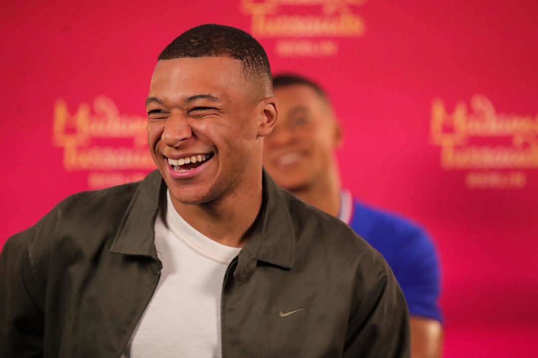 El futbolista francés Kylian Mbappe (i) posa con motivo de la inauguración de su figura de cera en el Museo Madame Tussauds, el 16 de mayo de 2024. EFE/EPA/Teresa Suárez