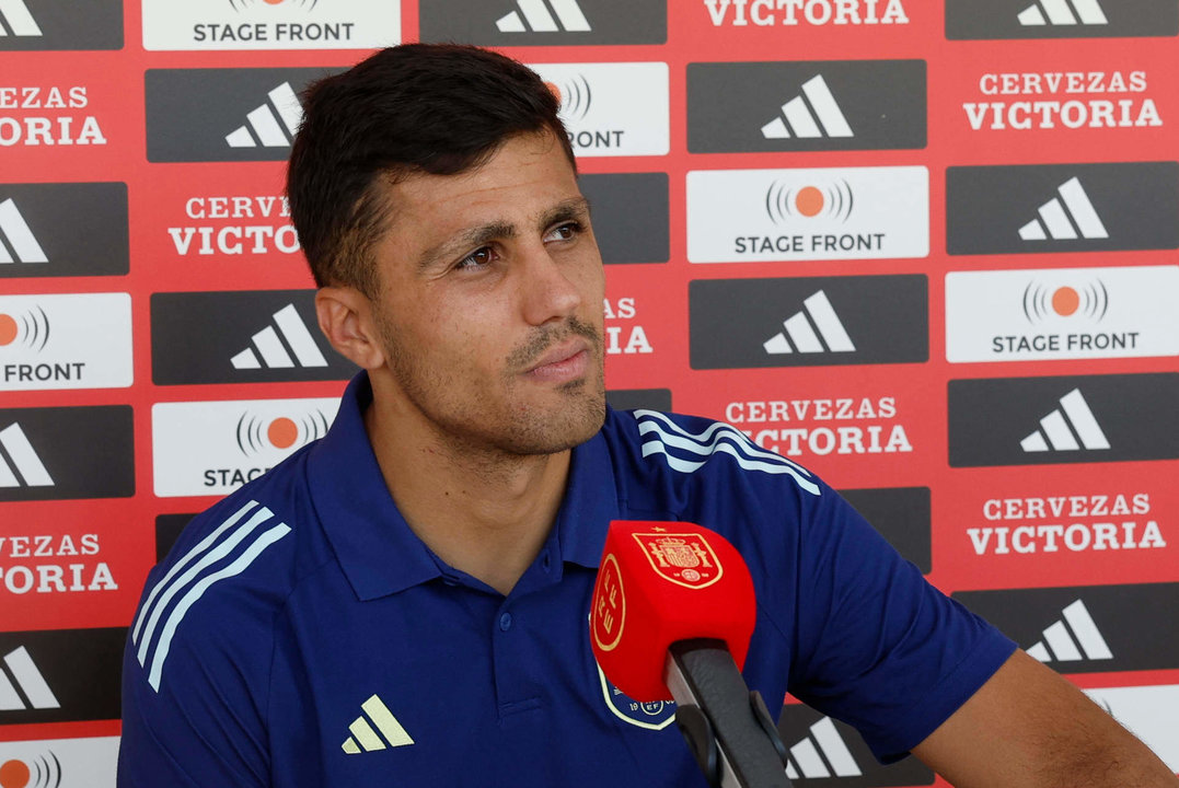 El centrocampista del Manchester City Rodri Hernández atiende a la prensa durante el día abierto a los medios de la selección española. EFE/ J.J. Guillén