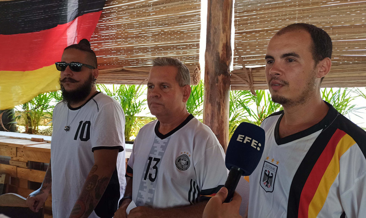 Alberto Santos(d), Bryan Vega (c) y Elvis Zúñiga del club de aficionados de peña Cubayern participan en una entrevista con la Agencia EFE en La Habana (Cuba). EFE/ Ernesto Mastrascusa