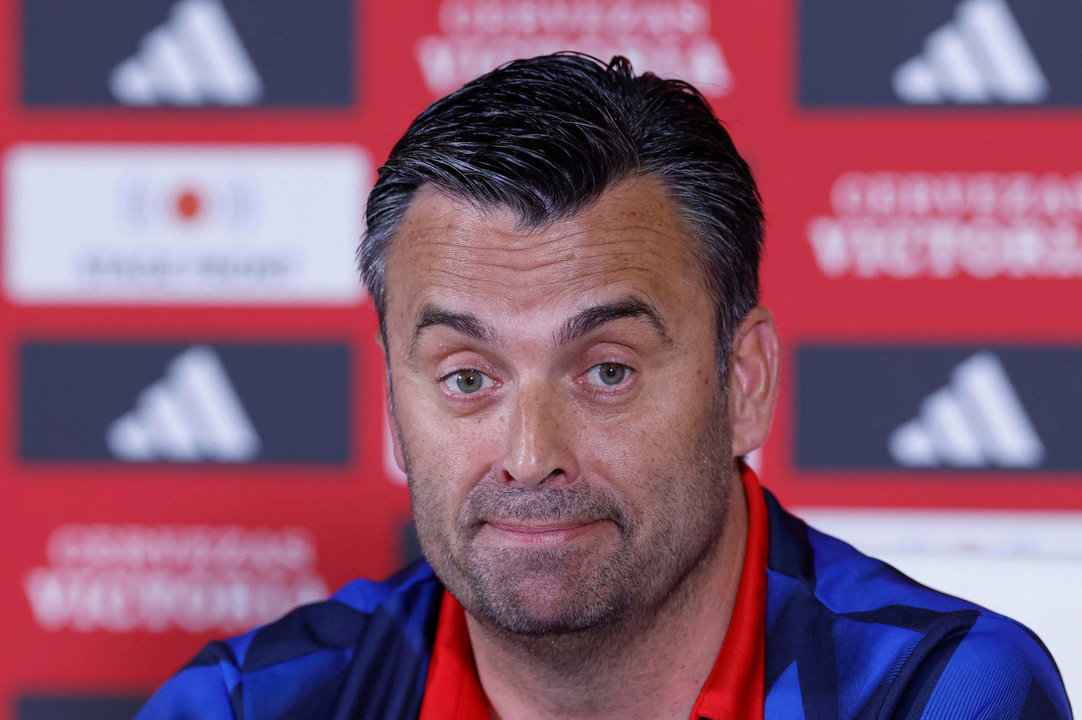 El entrenador de la selección de Andorra, Koldo Álvarez de Eulate, asiste a una rueda de prensa este martes en Badajoz, en la víspera del encuentro amistoso ante la selección española en el Estadio Nuevo Vivero. EFE/Julio Muñoz