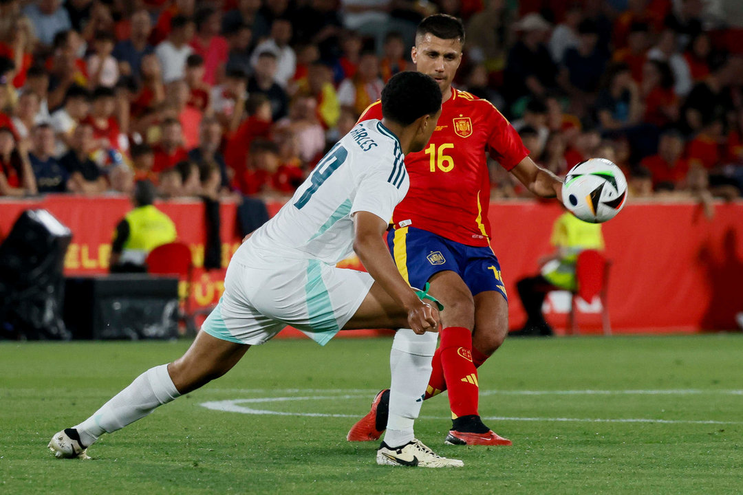 El centrocampista Rodri Hernández (d) juega un balón ante Shea Charles, de Irlanda del Norte, el último partido amistoso disputado por la selección española antes de la Eurocopa. EFE/Cati Cladera