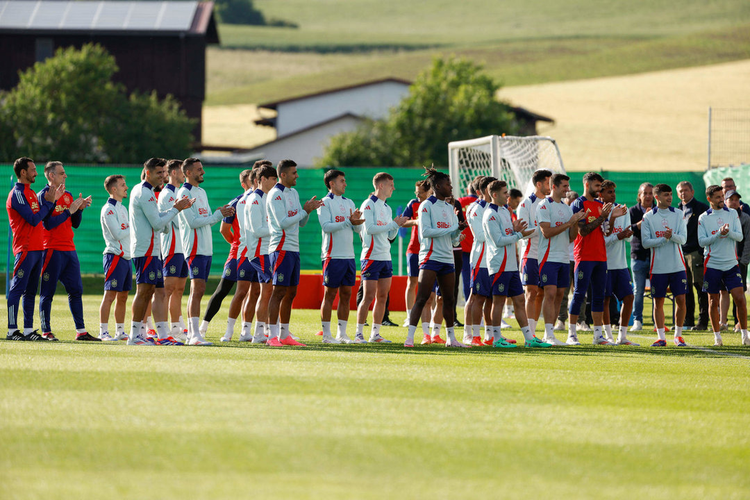 Los futbolistas de la selección española participan en una sesión de entrenamientos este lunes en el Centro Deportivo SV Aasen, en la localidad de Donaueschingen, Alemania, donde el equipo nacional establece su 'cuartel general' para la Eurocopa 2024. EFE/J.J. Guillén