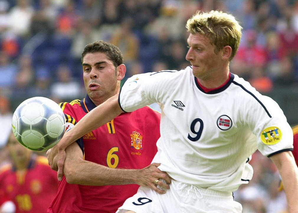 El jugador de la selección española Fernando Hierro (izda) lucha por el balón ante Tore Andre Flo (d), de Noruega, durante el encuentro que ambas selecciones disputaron en Rotterdam, correspondiente a la primera ronda del grupo C de la Eurocopa. EFE/Juan Carlos Cárdenas/aRCHIVO