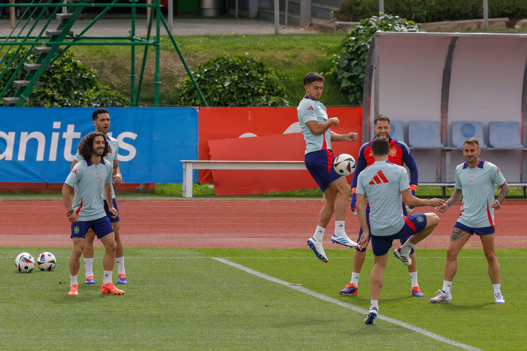 Los jugadores de la selección española este viernes durante el entrenamiento en la Ciudad del Fútbol de Las Rozas, preparatorio del partido amistoso de mañana sábado frente a Irlanda del Norte en Son Moix. EFE/ Zipi Aragón