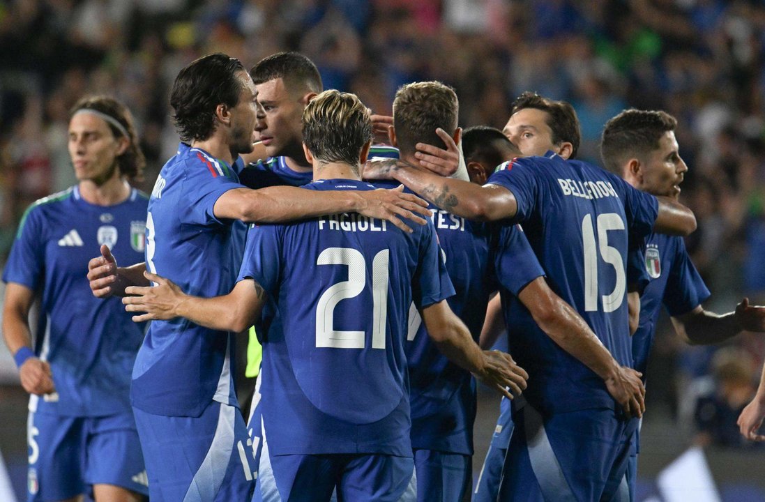 El italiano Davide Frattes delebra con sus compañeros un gol en el amistoso frente a Bosnia Herzegovina, en una foto de archivo. EFE/EPA/CLAUDIO GIOVANNINI