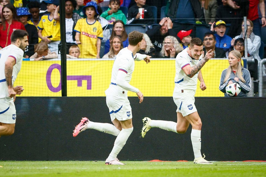 El jugador serbio Sergej Milinkovic-Savic (d) celebra uno de los goles de su selección durante el amistoso que han jugado Suecia y Serbia en el Friends Arena de Estocolmo, Suecia. EFE/EPA/Stefan Jerrevang