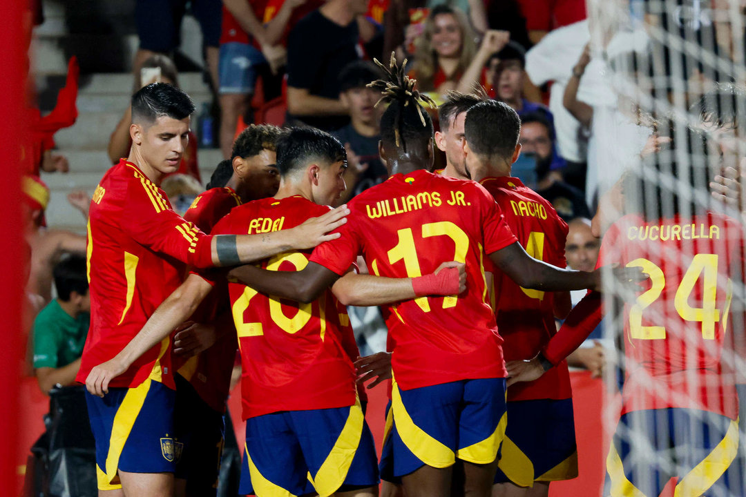 Los jugadores de España celebran su cuarto gol ante Irlanda del Norte durante el partido amistoso de fútbol disputado en el estadio de Son Moix, en una foto de archivo. EFE/CATI CLADERA