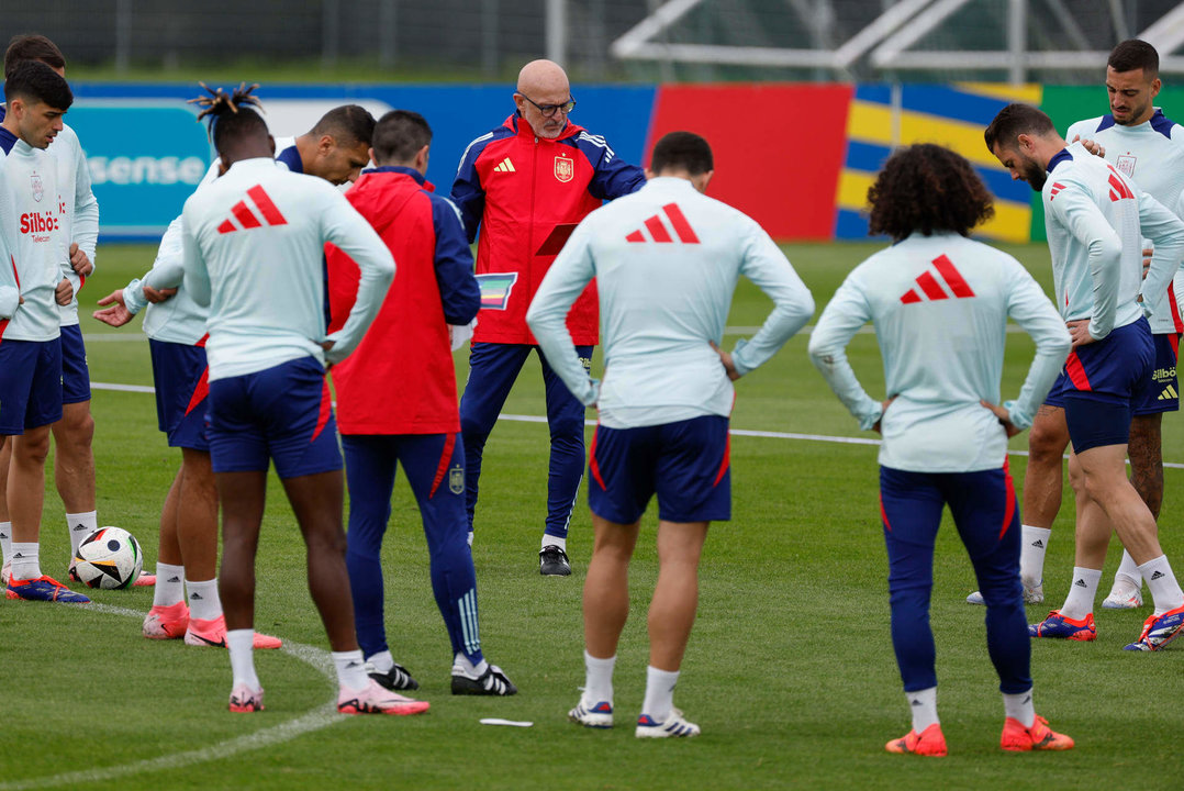 El seleccionador del equipo masculino de fútbol Luis de la Fuente (C) dirige el entrenamiento del equipo en Donaueschingen, Alemania, este martes. EFE/ J.J. Guillén