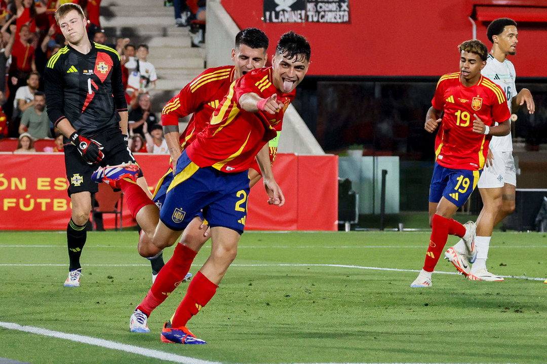 El centrocampista de la selección española Pedri (c) celebra tras marcar el 3-1, durante el partido amistoso de fútbol ante Irlanda del Norte disputado en el estadio de Son Moix. EFE/Cati Cladera