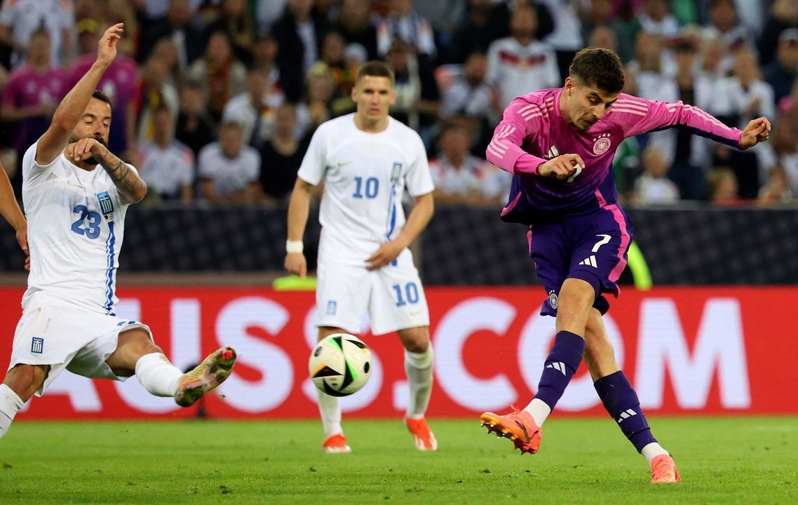 Germany), 07/06/2024.- Kai Havertz of Germany (R) scores the 1-1 equalizer during the international friendly soccer match between Germany and Greece in Moenchengladbach, Germany, 07 June 2024. (Futbol, Amistoso, Alemania, Grecia) EFE/EPA/CHRISTOPHER NEUNDORF