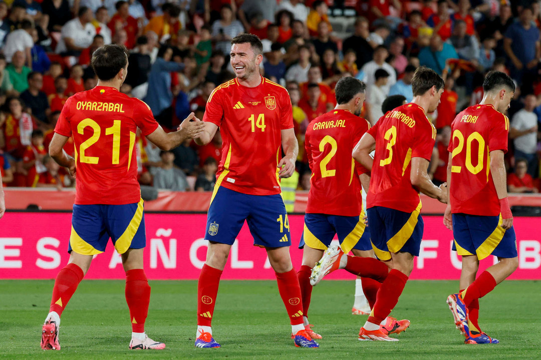 Aymeric Laporte (2-i) celebra con Oyarzabal tras marcar este el 5-1 ante Irlanda del Norte, durante el partido amistoso de fútbol disputado el pasado sábado en el estadio de Son Moix. EFE/Cati Cladera