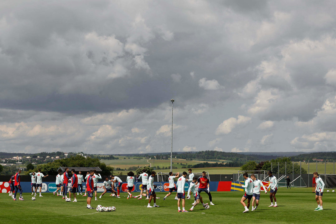 Los jugadores de la selección española durante el entrenamiento celebrado este jueves en la localidad alemana de Donaueschingen. España se enfrentará a Croacia el próximo 15 de Junio en el partido de la Eurocopa que disputarán en el estadio Olympiastadion. EFE/ JJ Guillén