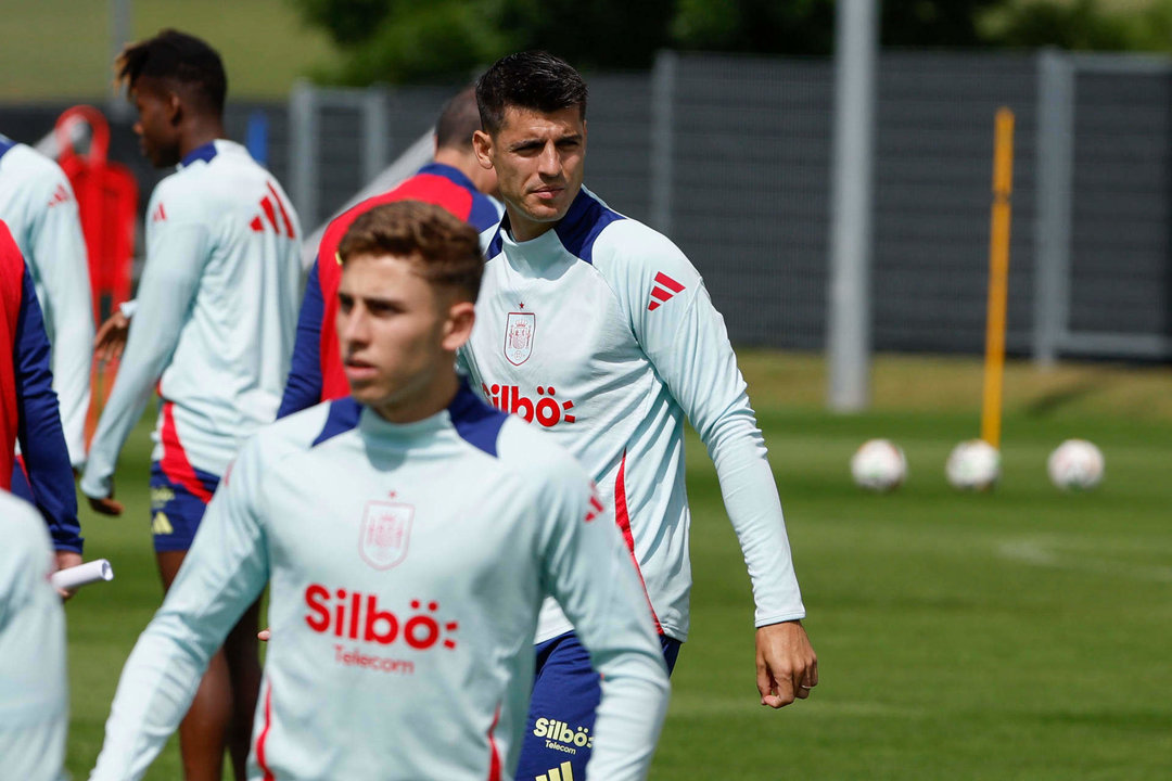 El delantero de la selección española Álvaro Morata (c) durante el entrenamiento celebrado este jueves en la localidad alemana de Donaueschingen. España se enfrentará a Croacia el próximo 15 de Junio en el partido de la Eurocopa que disputarán en el estadio Olympiastadion. EFE/ JJ Guillén