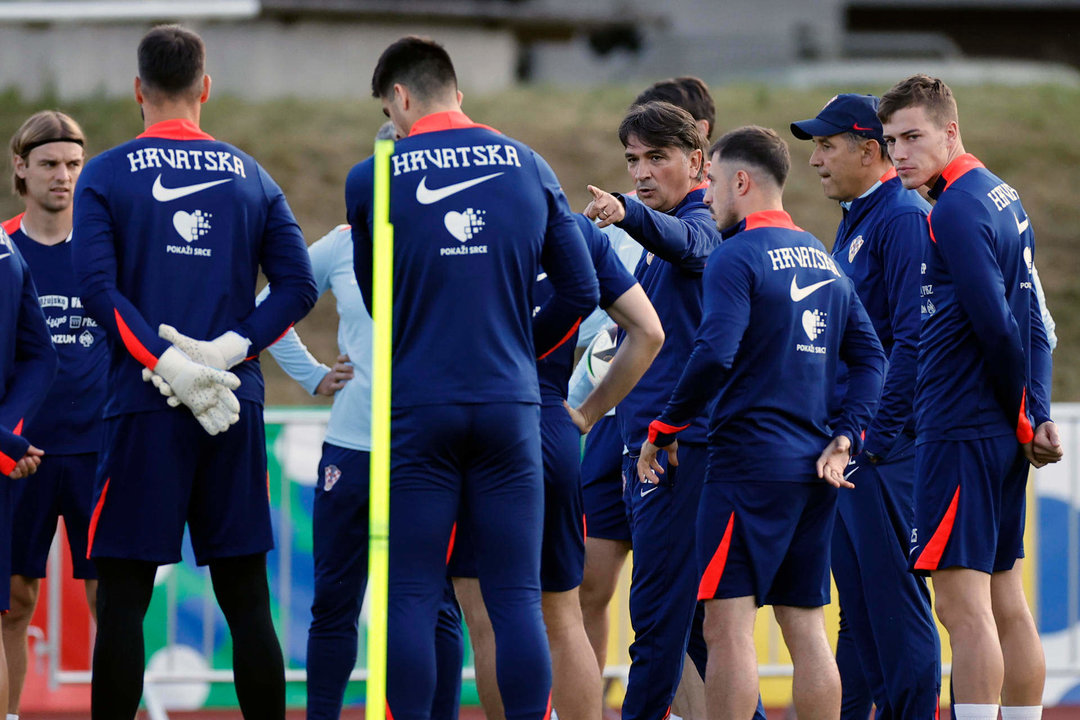 El entrenador croata Zlatko Dalic (c) da instrucciones a sus jugadores durante el entrenamiento de su selección este jueves en Neuruppin (Alemania). España se enfrentará a Croacia el próximo sábado en su primer partido de la Eurocopa 2024. EFE/Alberto Estevez