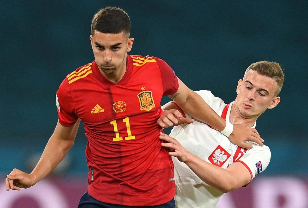 El jugador español Ferran Torres (i) en acción contra el polaco Kacper Kozlowski (d) durante el partido de fútbol de la ronda preliminar del grupo E de la UEFA EURO 2020 entre España y Polonia en Sevilla, España. EFE/EPA/David Ramos / POOL