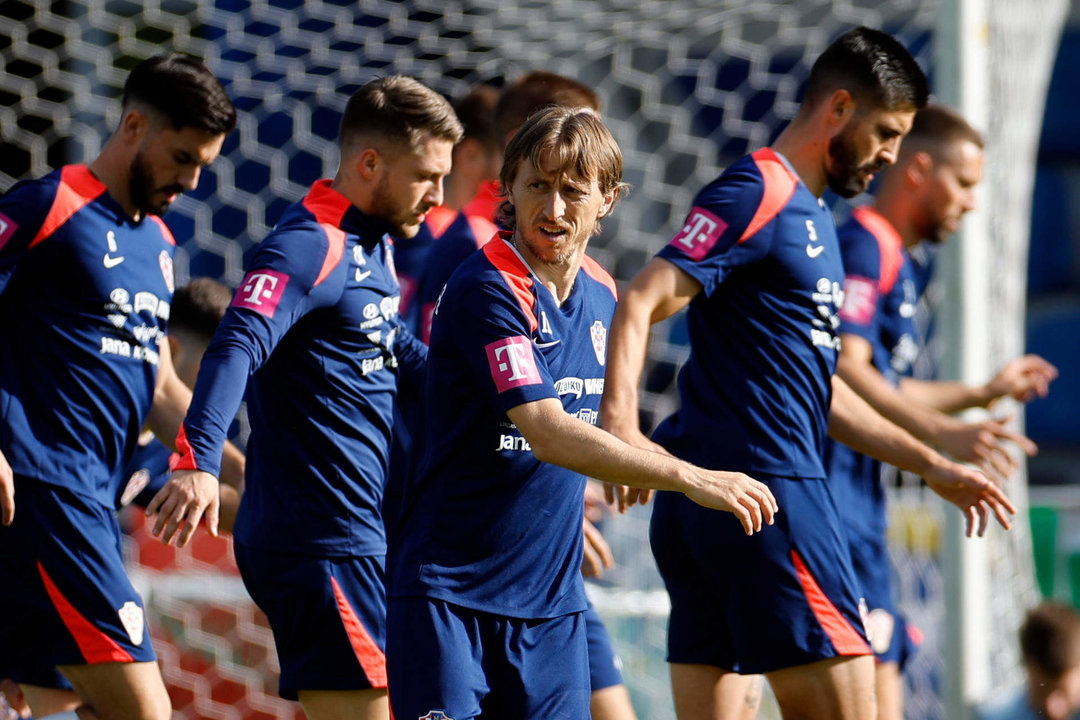 El jugador croata Luka Modric (c) realiza ejercicios junto a sus compañeros durante el entrenamiento de su selección este jueves en Neuruppin (Alemania). España se enfrentará a Croacia el próximo sábado en su primer partido de la Eurocopa 2024. EFE/Alberto Estevez