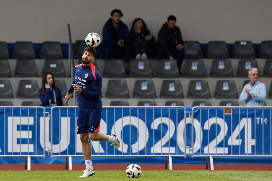 El defensa de la selección croata de fútbol Joško Gvardiol durante el entrenamiento de este miércoles en la ciudad alemana de Neurupinn, su lugar de concentración para la Eurocopa 2024.