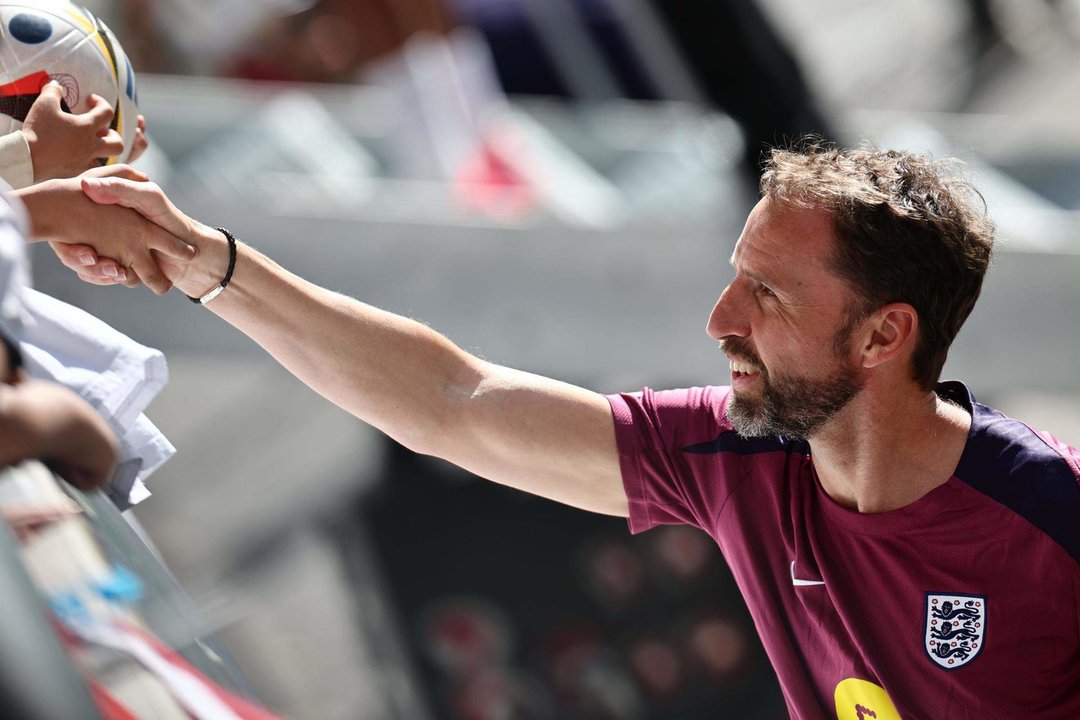 El entrenador inglés Gareth Southgate le da la mano a un aficionado después de una sesión de entrenamiento abierta del equipo nacional de fútbol inglés en Jena, Alemania. EFE/EPA/ANNA SZILAGYI