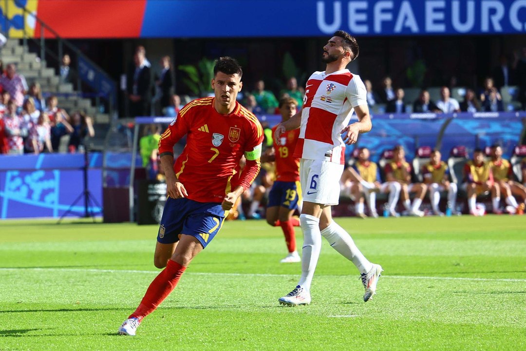 El delantero de España Alvaro Morata (I) celebra el 1-0 durante el partido del grupo B entre España y Croacia en el estadio Olímpico de Berlín, Alemania.EFE/EPA/FILIP SINGER