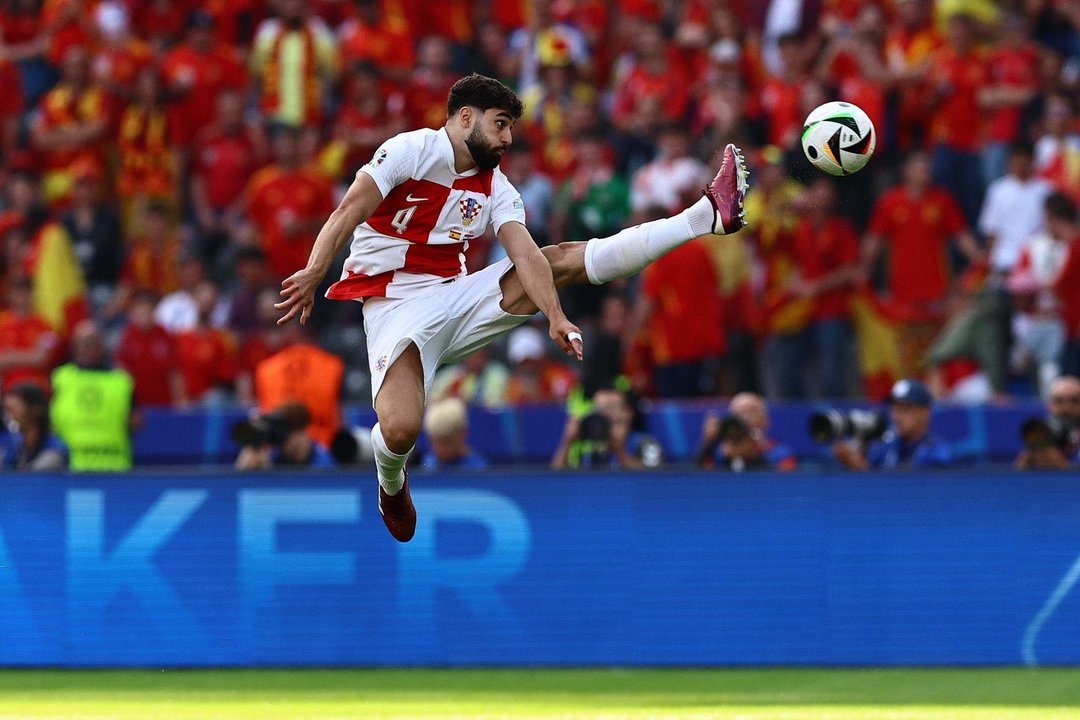 Josko Gvardiol de Croacia en acción durante el partido del grupo B de la UEFA EURO 2024 entre España y Croacia en Berlín, Alemania, el 15 de junio de 2024. EFE/EPA/FILIP SINGER