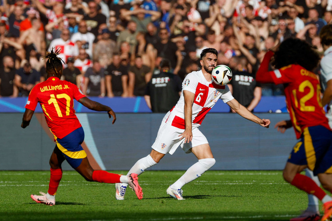 El delanero español Nico Williams (I) pierde de vista al croata Josip Sutalo durante el partido del grupo B que han jugado España y Croacia en el Olímpico de Berlín en Alemania. EFE/J.J. Guillen