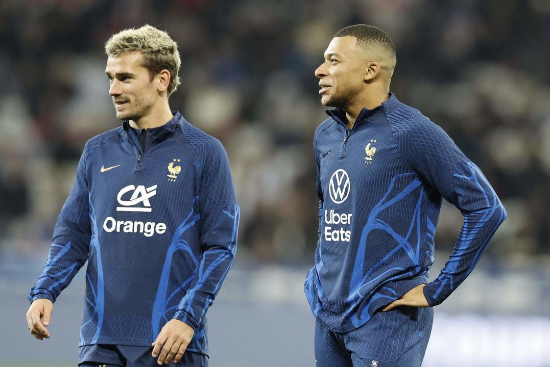 Los franceses Kylian Mbappe (d) y Antoine Griezmannen foto de archivo de/SEBASTIEN NOGIER. EFE/EPA