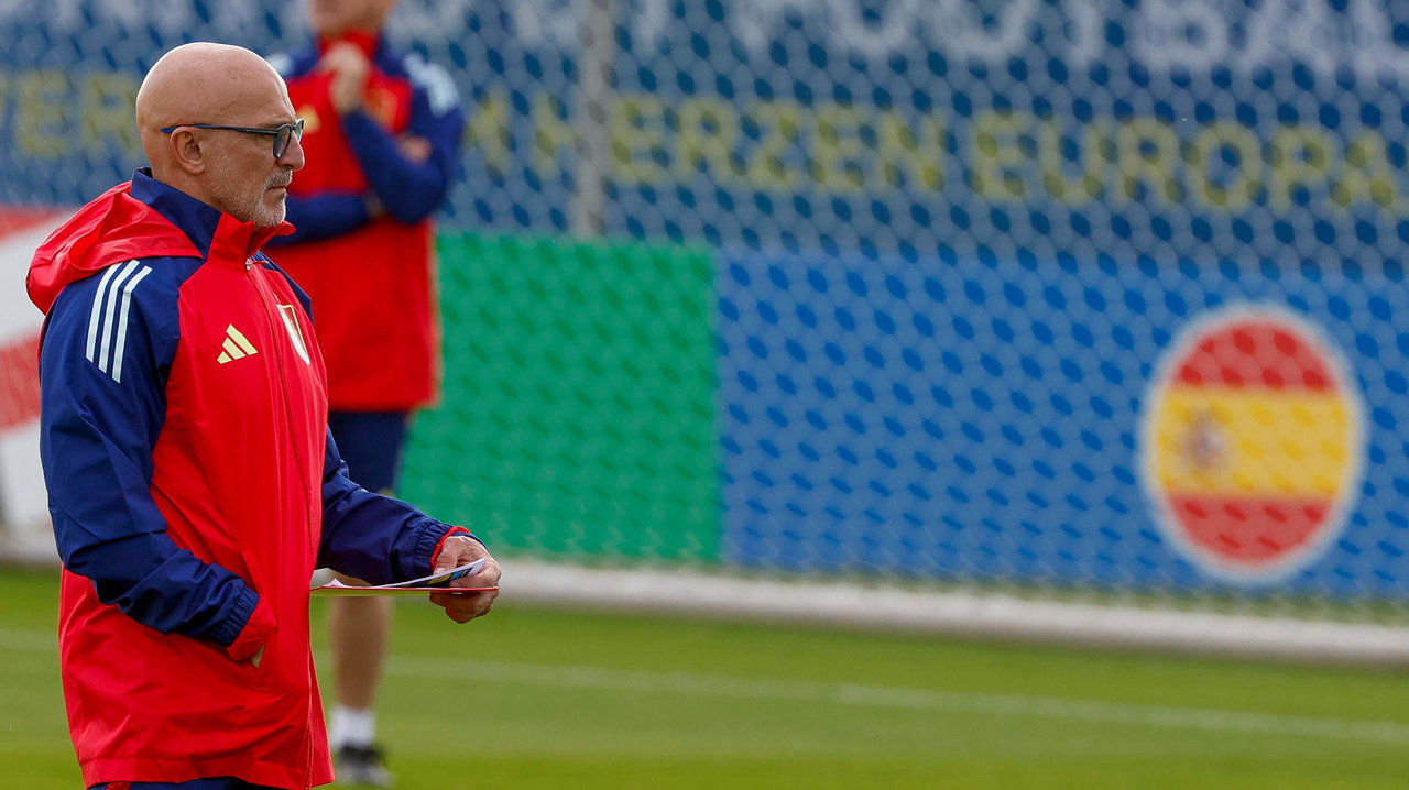 El seleccionador español, Luis de la Fuente, dirige el entrenamiento de este domingo en el Centro Deportivo SV Aasen, en la localidad alemana de Donaueschingen, donde preparan el segundo partido del grupo B de la Eurocopa 2024 ante Italia. EFE/J.J.Guillén