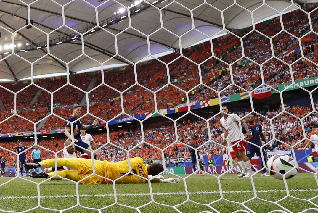 El delantero Wout Weghorst (I) lgra el 1-2 ante Polonia en Hamburgo, Alemania. EFE/EPA/ROBERT GHEMENT