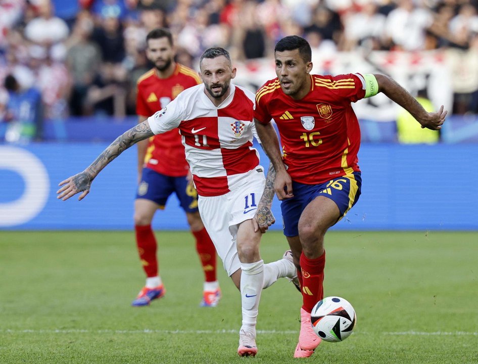 El croata Marcelo Brozovic (iz) junto al español Rodri durante el partido el apsado día 15. EFE/EPA/ROBERT GHEMENT