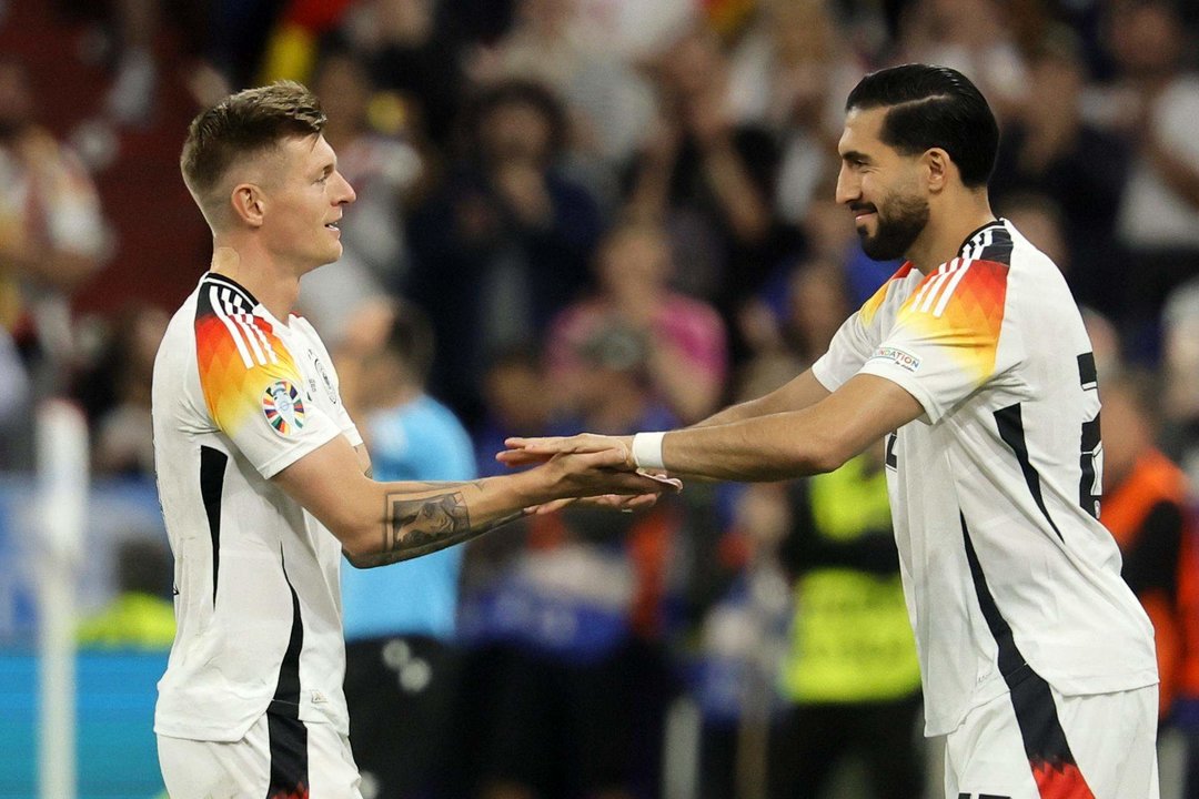 El centrocampista alemán, Emre Can, (dch), y Toni Kroos durante el partido ante Escocia. EFE/EPA/RONALD WITTEK