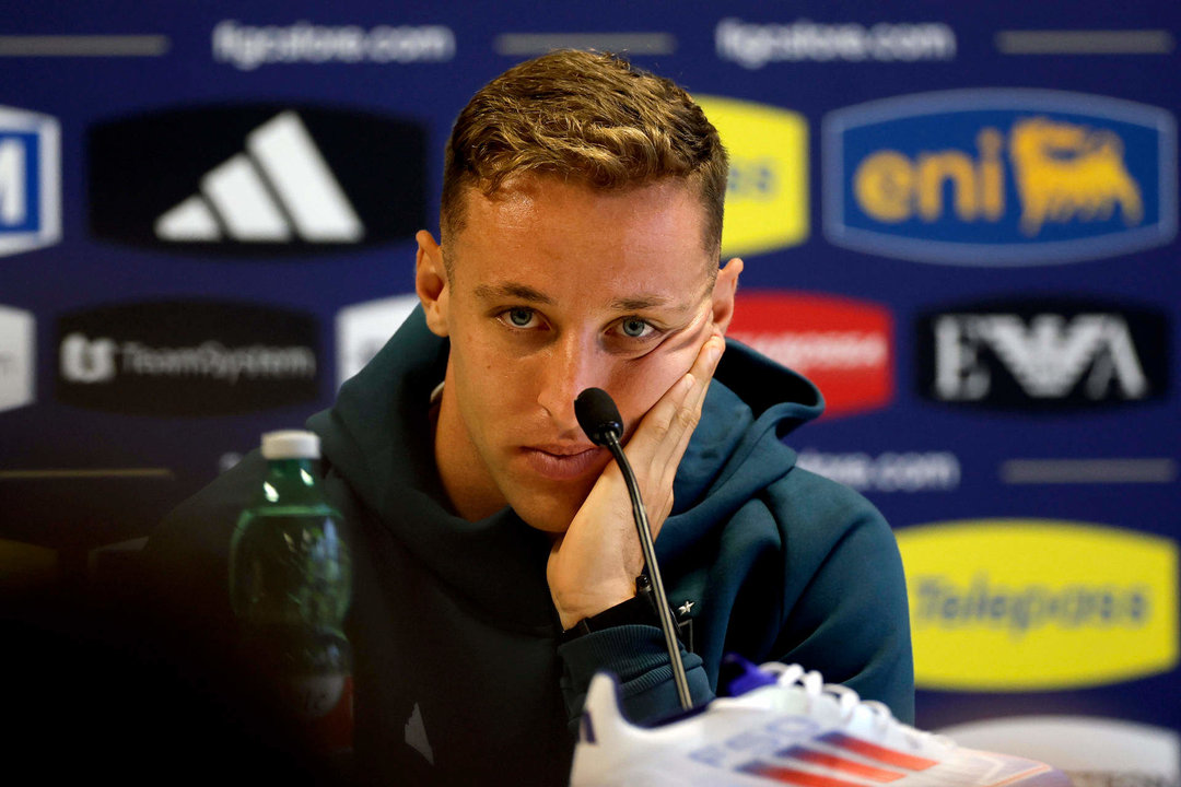 El centrocampista italiano Davide Frattesi durante la rueda de prensa convocada este lunes en el lugar de concentración de la selección de Italia. EFE/ Alberto Estévez