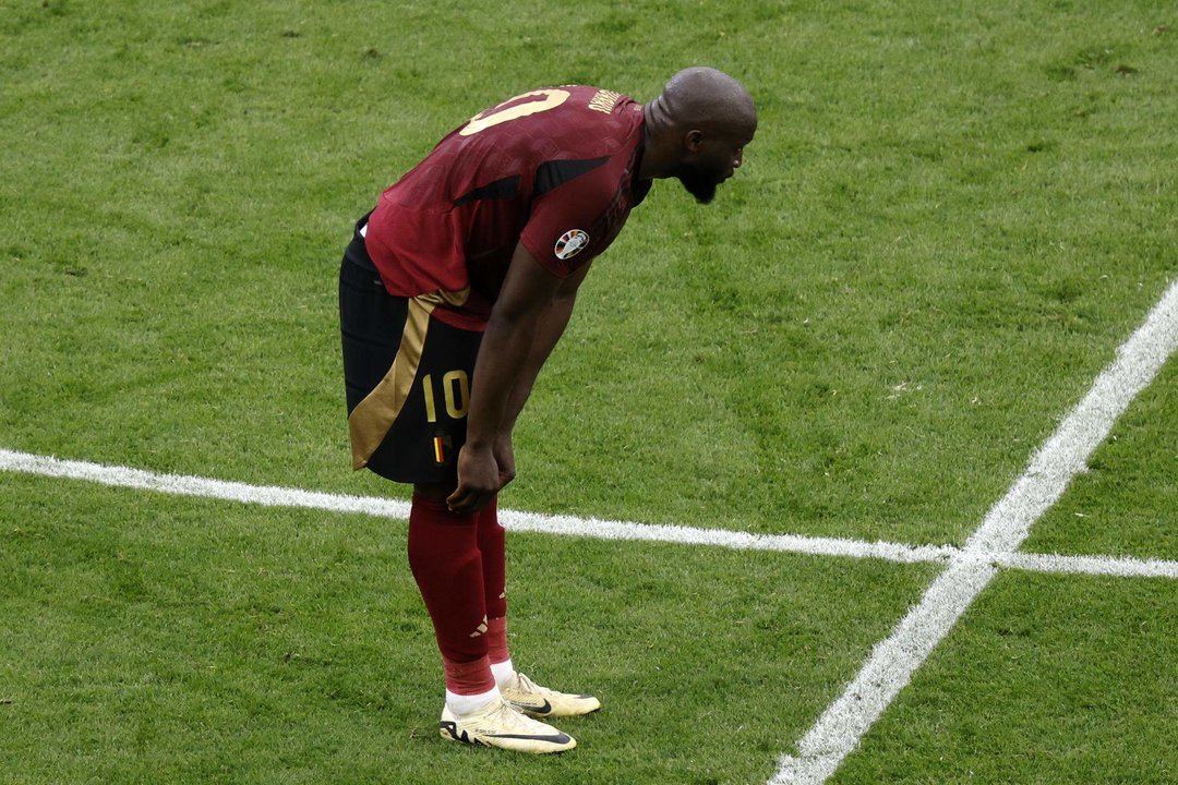 El delantero belga Romelu Lukaku se lamanta tras sufrir al VAR durante el partido del grupo E que han jugado Bélgica y Eslovaquia en Fránkfort, Alemania. EFE/EPA/ROBERT GHEMENT