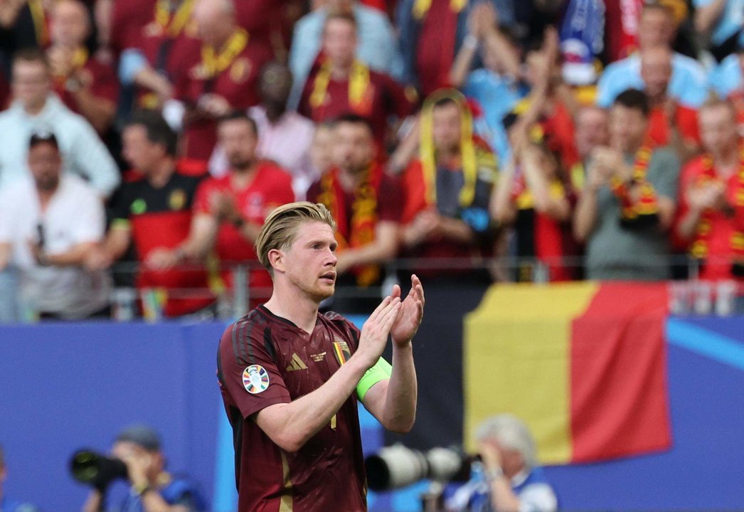 EL medio belga Kevin de Bruyne en Frankfort tras perder Bélgica con Eslovaquia. EFE/EPA/ABEDIN TAHERKENAREH