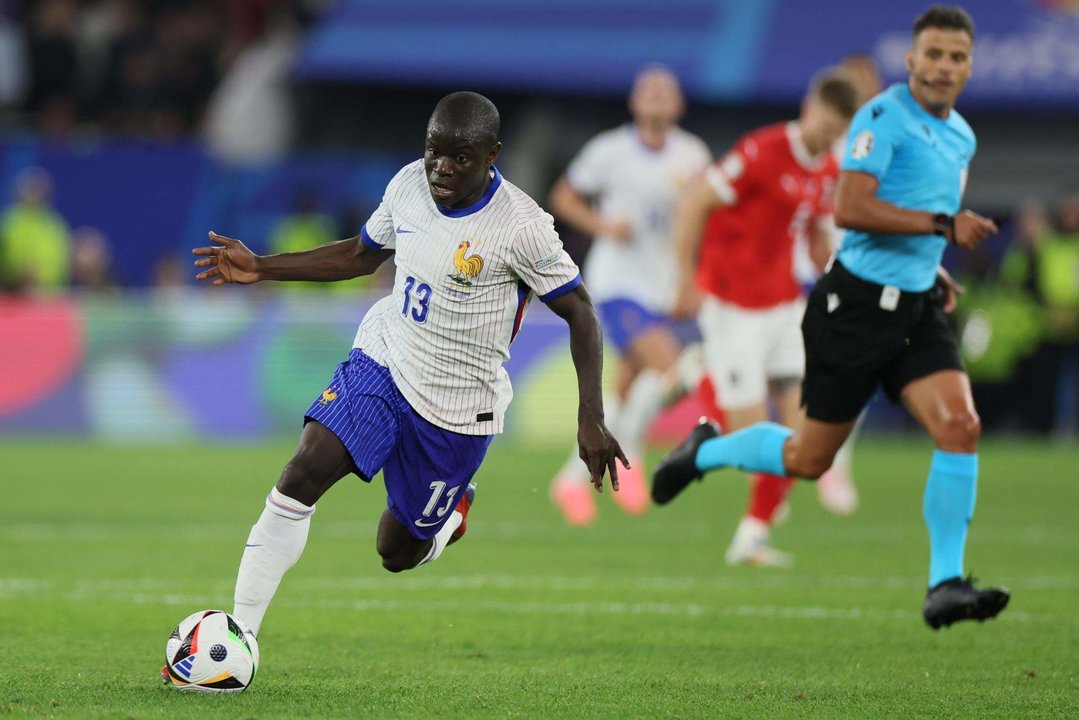 El emdio francés N'Golo Kante se marcha con balón durante el partido del grupo D que han jugado Austria y francia en Düsseldorf, Alemania. EFE/EPA/Leszek Szymanski