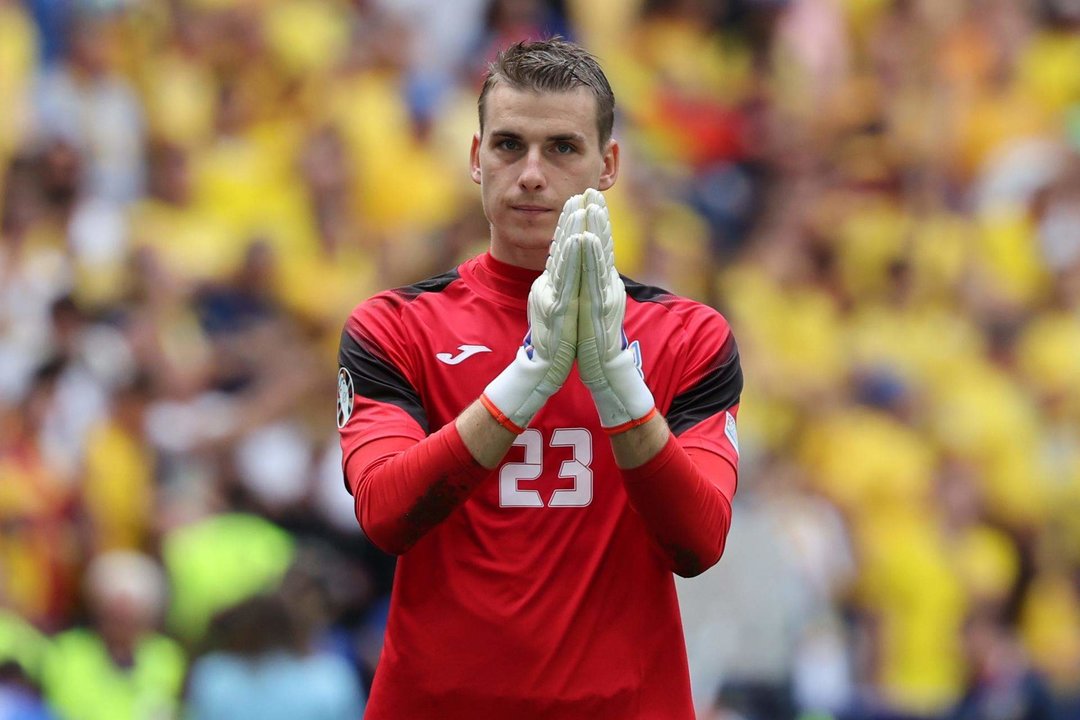 El portero ucraniano Andriy Lunin pide perdón con un gesto a sus seguidores después de perder el partido de fútbol del Grupo E de la Eurocopa 2024 entre Rumania y Ucrania, en Munich, Alemania. EFE/EPA/MOHAMED MESSARA