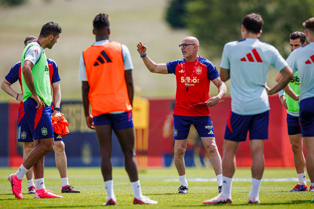 El seleccionador español, Luis de la Fuente, durante el entrenamiento de la selección española de fútbol este martes en el lugar de concentración de Donaueschingen. EFE/RFEF