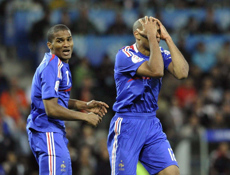 El francés Thierry Henry (d) se lamenta por una mano de los holandeses junto a su compañero Florent Malouda (i) durante el partido de la Eurocopa 2008 entre Países Bajos y Francia en el estadio Stade de Suisse en Berna, Suiza. EFE/ PETER SCHNEIDER/Archivo