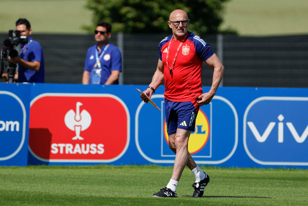 El seleccionador Luis de la Fuente durante el entrenamiento de la selección española de fútbol en el lugar de concentración de Donaueschingen. EFE/ J.J. Guillén