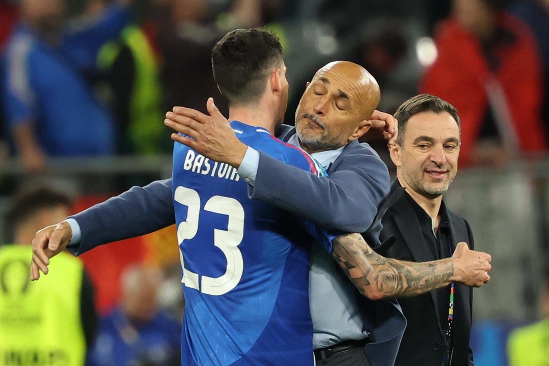 Luciano Spalletti abraza a Alessandro Bastoni. EFE/EPA/FRIEDEMANN VOGEL