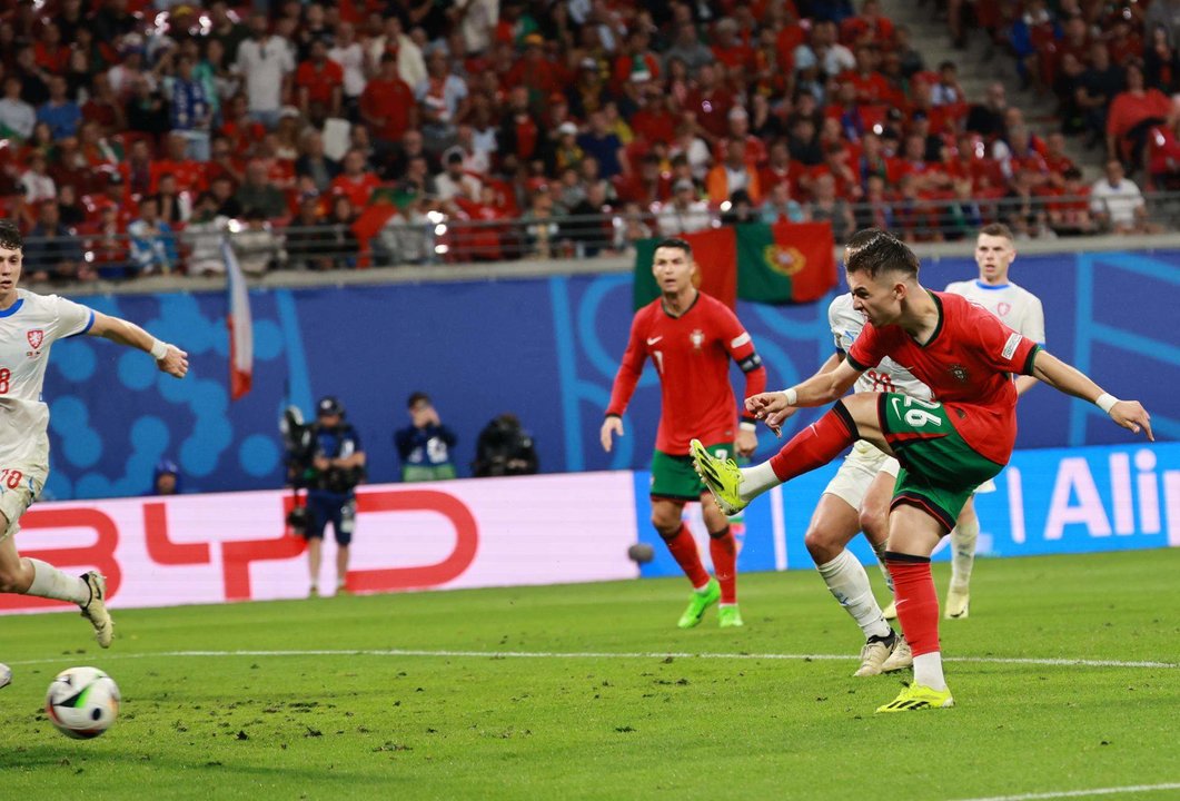 El joven jugador portugués Francisco Conceicao celebra el 2-1 durante el partido del grupo F que han jugado Portugal y República Checa en Leipzig, Alemania. EFE/EPA/CLEMENS BILAN