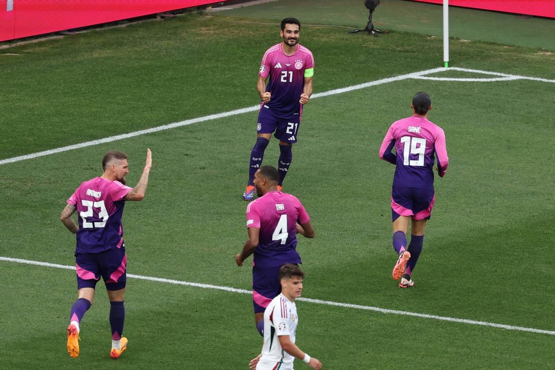 El jugador alemán Ilkay Gundogan (c) celebra el 2-0  con su compañeros durante el partido del grupo A que han jugado Alemania y Hungría en Stuttgart, Alemania. EFE/EPA/MOHAMED MESSARA