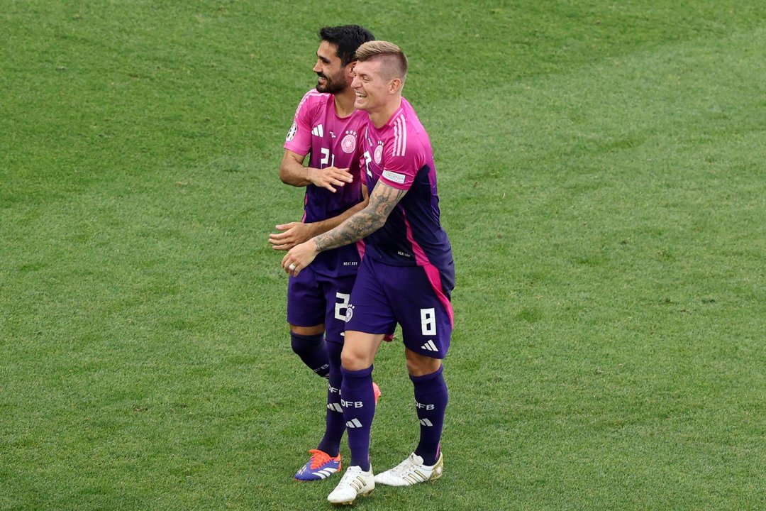 Los alemanes Toni Kroos (d) y Ilkay Gundogan tras el partido del grupo A que han jugado Alemania y Hungría en Stuttgart, Alemania. ) EFE/EPA/MOHAMED MESSARA