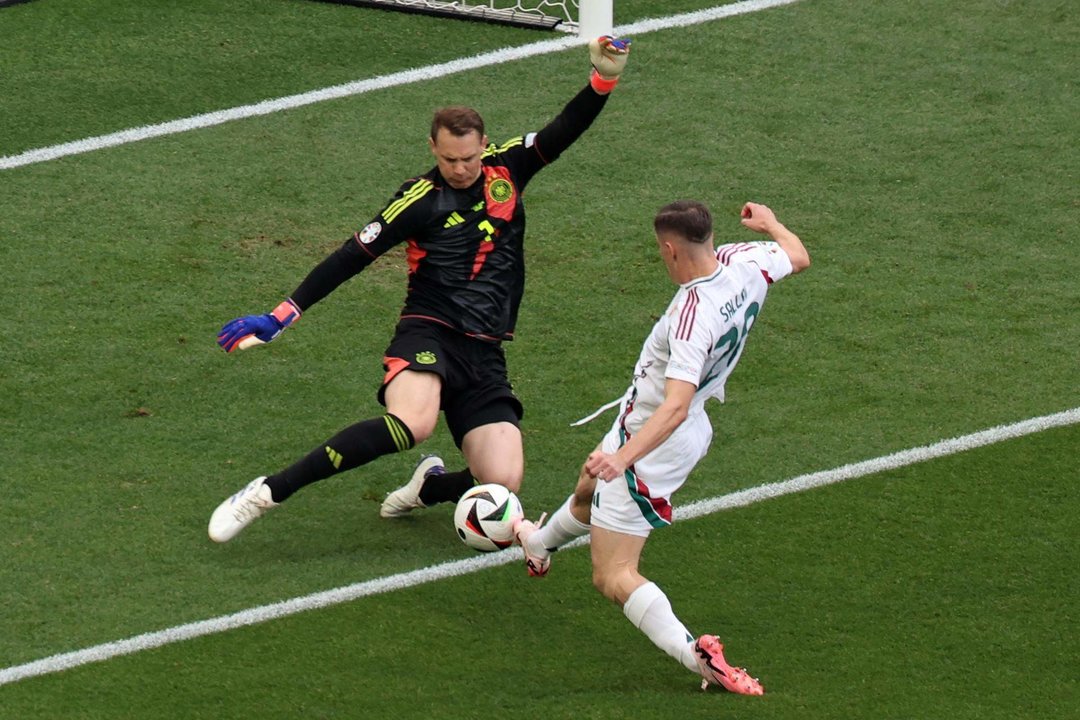 El portero alemán Manuel Neuer evita el gol ante el húngaro Roland Sallai durante el partido del grupo A que han jugado Alemania y Hungría en Stuttgart, Alemania.EFE/EPA/MOHAMED MESSARA