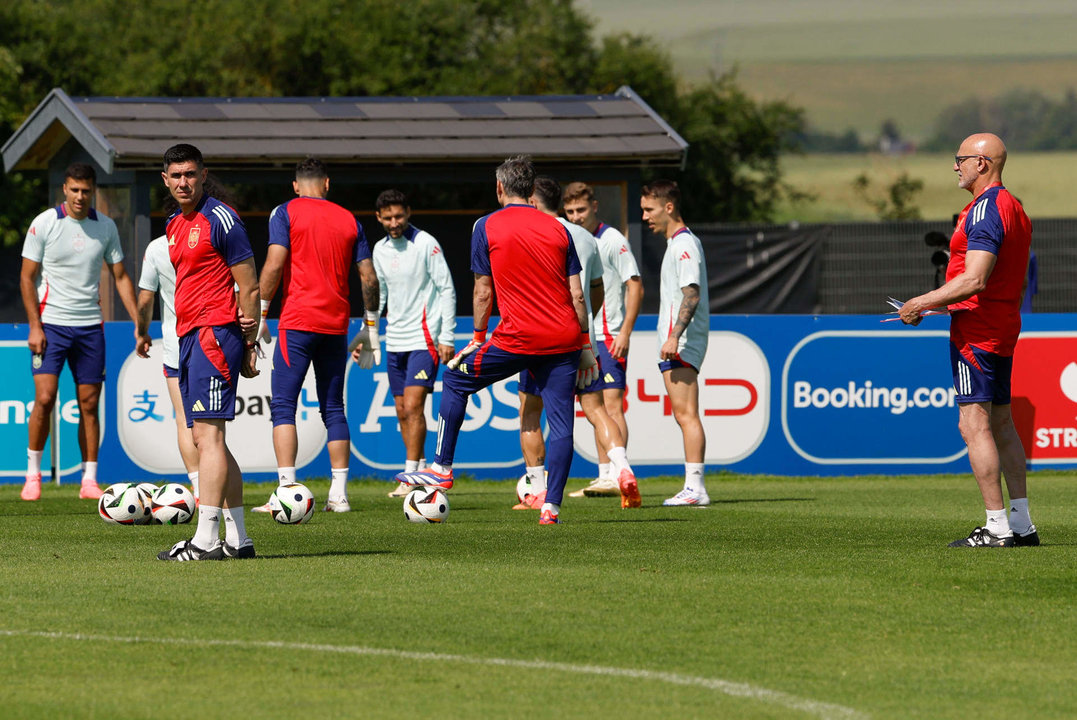 El seleccionador Luis de la Fuente (d) durante el entrenamiento de la selección española de fútbol este miércoles en el lugar de concentración de Donaueschingen. EFE/ J.J. Guillén