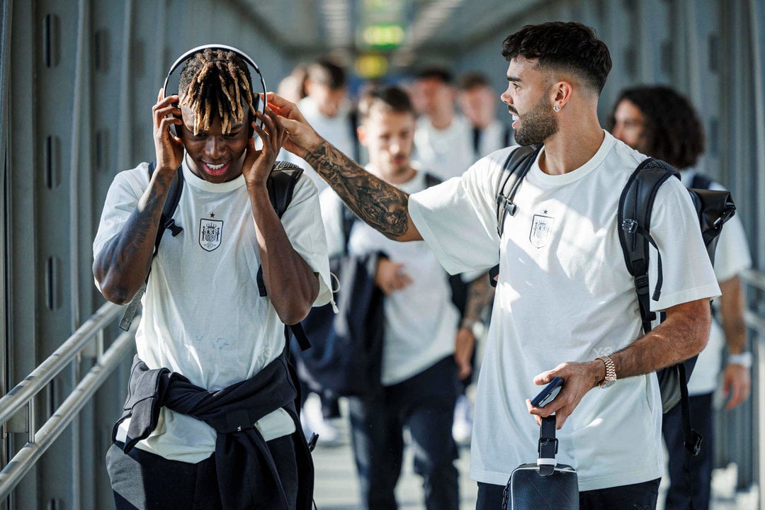 Los jugadores de la selección española de fútbol, (i-d) Nico Williams y David Raya, antes de tomar el vuelo que les lleva hoy miércoles a la ciudad alemana de Assen para enfrentarse mañana a la selección de Italia correspondiente al segundo encuentro de la fase de grupos de la Eurocopa 2024. EFE / Pablo García / RFEF