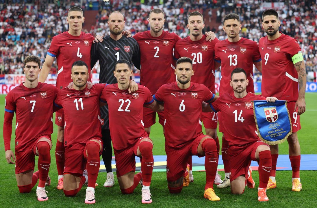 Los jugadores de Serbia posan antes del partido ante Inglaterra el pasado día 16. EFE/EPA/CHRISTOPHER NEUNDORF